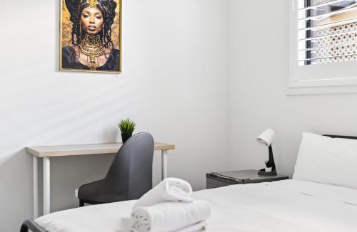 Cabramatta House | Ensuite Bathroom Comfort Double Bed at Central Cabramatta