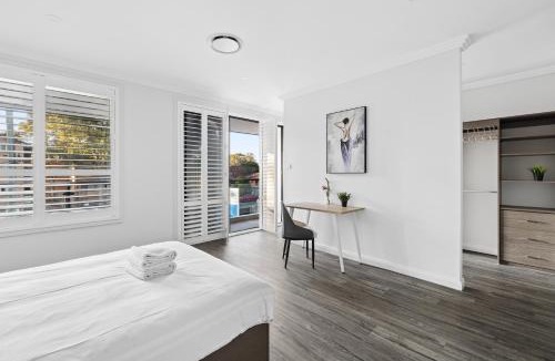 Cabramatta House | Ensuite Bathroom Comfort Double Bed at Central Cabramatta