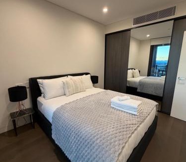 Lidcombe Hotel | Luxurious City View with Gym Pool Parking Playground