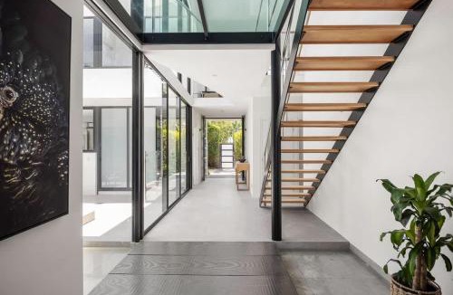 Noosa Heads House | Luxury Retreat with Private Beach & Jetty