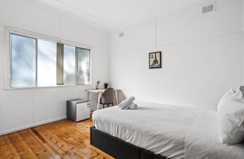 Hurstville House | Double Bed Room with Easy Commute to Hurstville Station - Shared Bathroom