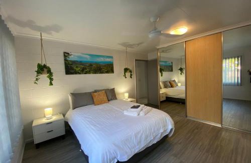 Andergrove Apartment | Andergrove Home with Leafy View with Wi-fi