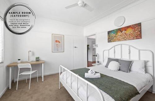 Ryde House | Bright Queen Room - Central Location at Ryde - Shared Bathroom and Amenities