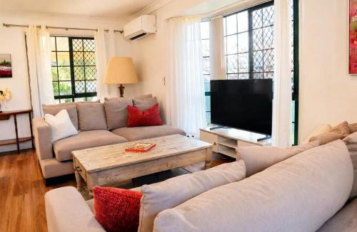 Helensvale House | 2BR Retro Luxe Family Hideaway