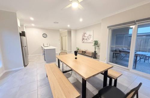 Griffin House | Silky Oak Stay - Brand New House in Griffin - Holiday Home
