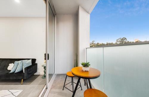 Lidcombe Apartment | Stay in the Heart of the Action 2BR Parking