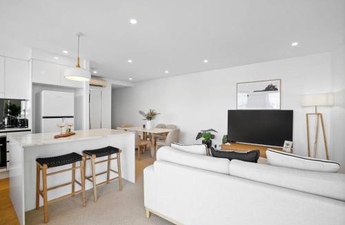 Mermaid Beach Apartment | Little Mermaid - Beachside Stay with Ocean Glimpses