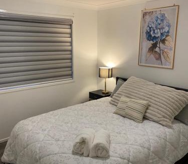 Springfield Lakes House | Casa Bella 1 Bedroom with one queen bed Available shared Quiet Home stay ,2 Cats