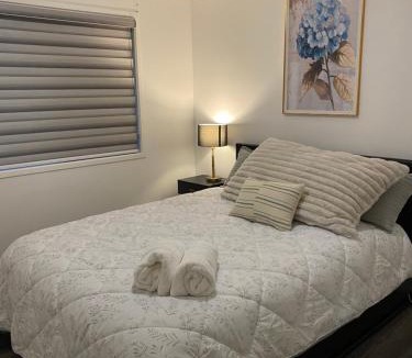 Springfield Lakes House | Casa Bella 1 Bedroom with one queen bed Available shared Quiet Home stay ,2 Cats