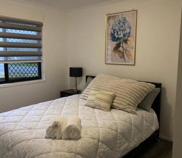 Springfield Lakes House | Casa Bella 1 Bedroom with one queen bed Available shared Quiet Home stay ,2 Cats