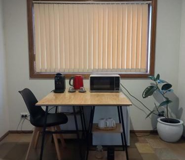 Baulkham Hills House | Baulkham Hills Deluxe King Room with Ensuite, Private Access & Air Con