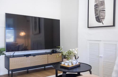 Barangaroo Villa | Historic 3BR Stay Harbour Bridge Comfortable