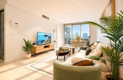 Kangaroo Point Apartment | Boho Retreat Apartment - Walk to Gabba Stadium - Free Parking
