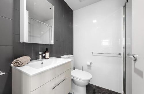 South Brisbane Apartment | Spacious 2BR Apt on Fish Lane with Pool and Parking!