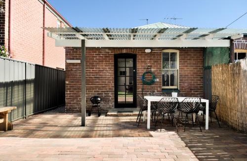 Hamilton House | Pet-Friendly Hamilton Cottage Walk to Beaumont St & Racecourse