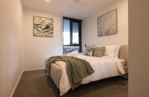 East Brisbane Apartment | Modern Retreat-style Apt, Stunning Rooftop Pool and River Views, Secure Park, Gym