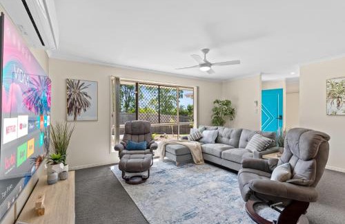Pialba House | Family & Pet Friendly Coastal Parkside Stay