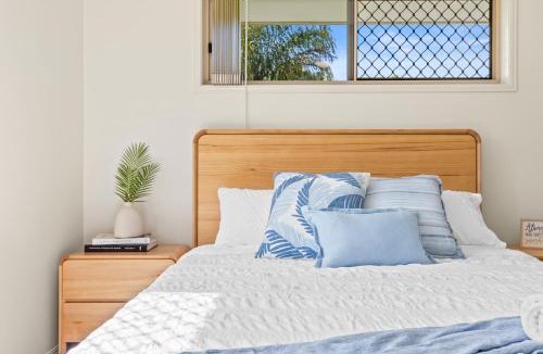 Pialba House | Family & Pet Friendly Coastal Parkside Stay