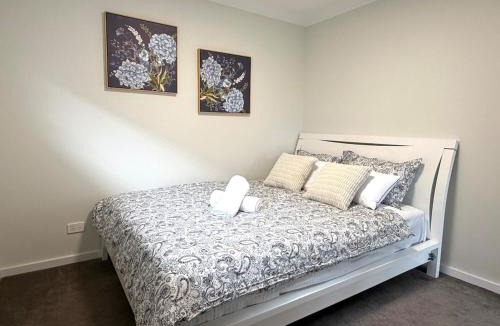 Marsden Park House | Relaxing 5BR House, 3 Bathrooms, Garden and BBQ