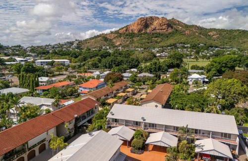 North Ward Apartment | Beachside 2BR Apartment Townsville 1 Min Walk to The Strand w Parking