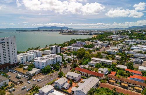North Ward Apartment | Beachside 2BR Apartment Townsville 1 Min Walk to The Strand w Parking