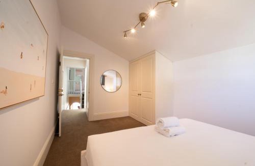 Glebe Apartment | 4BR Glebe Home Near Sydney Fish Market w Parking