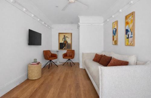 Manly Apartment | Quiet Beachside Manly Cottage - Walk Everywhere
