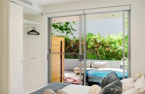 Bondi Apartment | Bondi Spa Retreat with Hot Tub, Sauna, Garden Patio and Parking