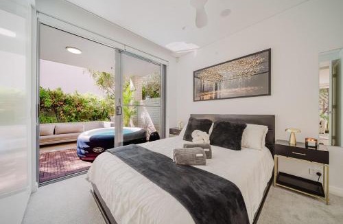 Bondi Apartment | Bondi Spa Retreat with Hot Tub, Sauna, Garden Patio and Parking