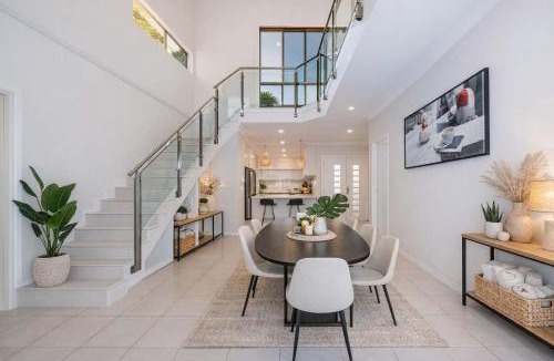 North Ward House | 4BR 2 half BA Stay Townsville, Walk to strand