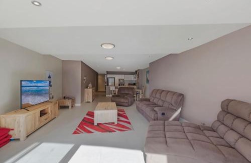 The Entrance Apartment | Coast Apartments 14, Apartment with 3 bedrooms and Roof top pool