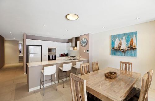 The Entrance Apartment | Coast Apartments 14, Apartment with 3 bedrooms and Roof top pool
