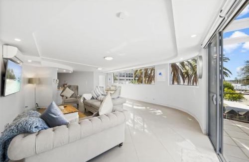 The Entrance Apartment | Family Friendly with 2 TVs Rooftop Pool