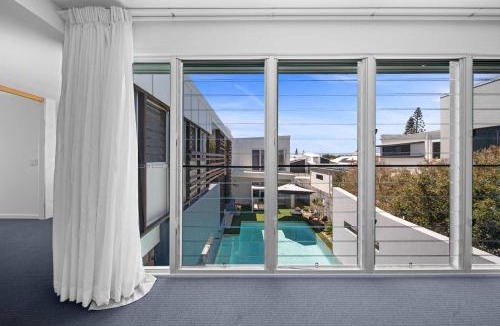 Pelican Waters House | Pet Friendly Canalhouse - Pontoon, Pool & Pizza Nights