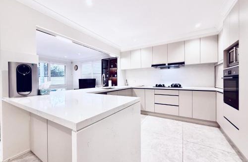 Blakehurst House | Cosy Modern 5BR Home-Major Hubs Parks with EV Charger