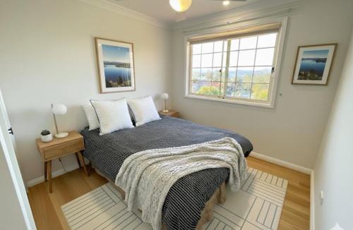 Bonnells Bay House | Sunny Lakeview Lodge- Perfect for Family & Friends