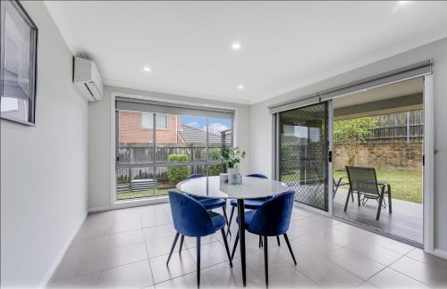 Glenmore Park House | Renovated Cozy Family house - Wi-Fi, Parking