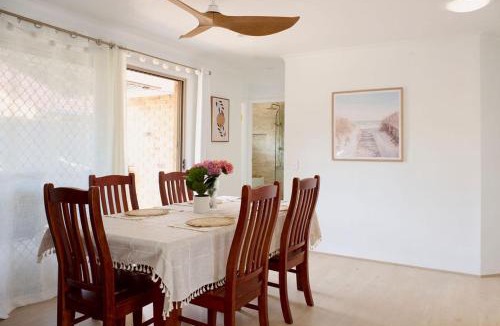 Varsity Lakes House | Sauna - Fire Pit - Pet-Friendly 3BR Retreat