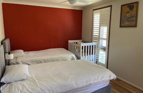 Woy Woy Villa | Woy Woy Relaxing 6-Bedroom Holiday House with Pool