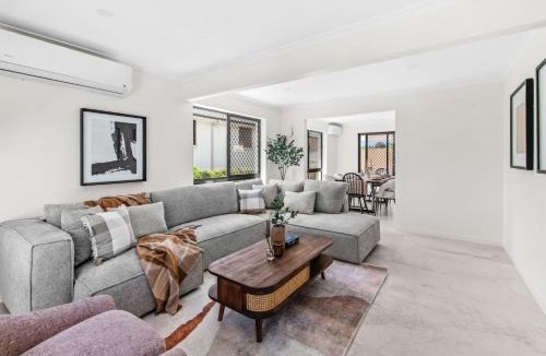 Robertson House | Modern Family Escape in Rochedale Pool and Comfort