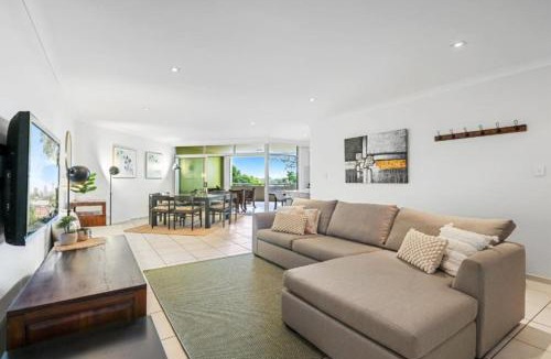 Greenslopes Apartment | Lovely 3-Bed with Alfresco Dining by Custom Bnb Hosting