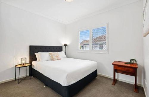 Greenslopes Apartment | Lovely 3-Bed with Alfresco Dining by Custom Bnb Hosting