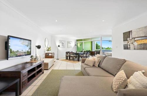 Greenslopes Apartment | Lovely 3-Bed with Alfresco Dining by Custom Bnb Hosting