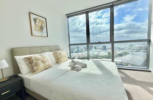 Brisbane Central Business District Apartment | Luxury 3-Bedroom Stay with City and River View