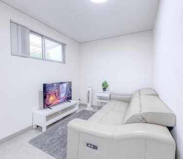 Arncliffe House | 1BR Granny Flat - Free Parking - Near Airport & Train