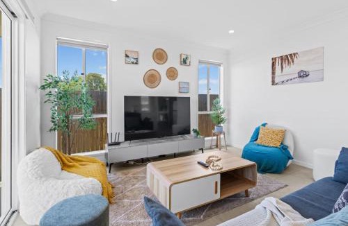 Logan Reserve House | Gold Coast Gateway - Spacious 4BR House in Logan