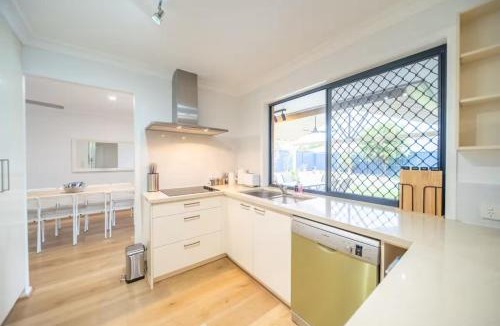 Springfield House | Springfield 4BR Air Conditioned with BBQ and Patio