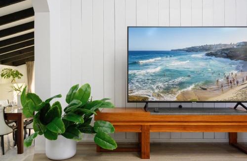 Casula House | Casula cozy 3Br home with parking & WiFi
