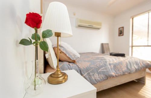 Mackenzie House | Cozy Studio Suite in House - Private Kitchen Bath