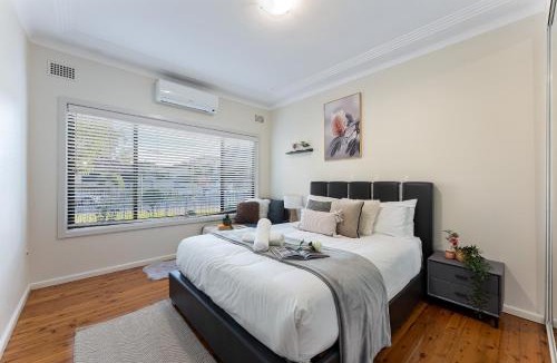 North Ryde House | Family-Sized Comfort - 4 bedroom House Near Macquarie & Metro